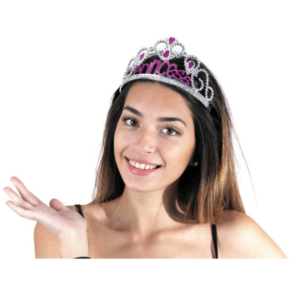 Transformez-vous en princesse royale avec ce diadème "Princess" scintillant. Parfait pour compléter votre déguisement féerique, ce diadème ajoutera une touche de magie et de sophistication à votre look. Soyez prête à régner sur votre royaume, que ce soit pour une soirée déguisée ou un événement spécial !