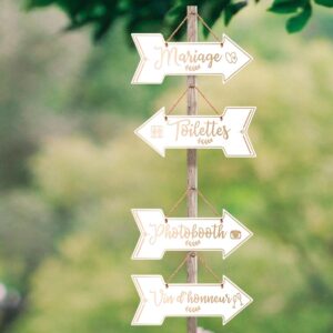 PACK FLECHES DE DIRECTION MARIAGE. Tout en joignant l’utile à l’agréable, orchestrez un espace pour chaque situation avec ce pack de mariage conçu spécialement pour l’occasion. Pack de 4 flèches directionnelles. 1 flèche « vin d’honneur ». 1 flèche « toilette ». 1 flèche « mariage » et 1 flèche « photobooth ». De couleur blanche. Effet doré