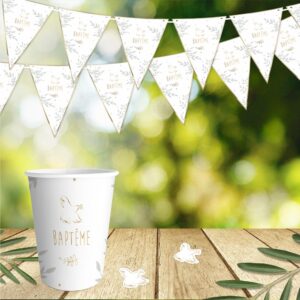 GUIRLANDE FANION BAPTEME. Cette guirlande en fanions Baptême est un accessoire de décoration idéal pour votre fête de baptême. Avec leur design travaillés, cette guirlande fanions baptême illuminera la salle et émerveillera les invités. D’une longueur totale de 3 m, cette guirlande aux fanions blancs effets dorés dispose d'un fil d'attache facile à utiliser. Faites de l'évènement que représente un baptême un moment inoubliable !