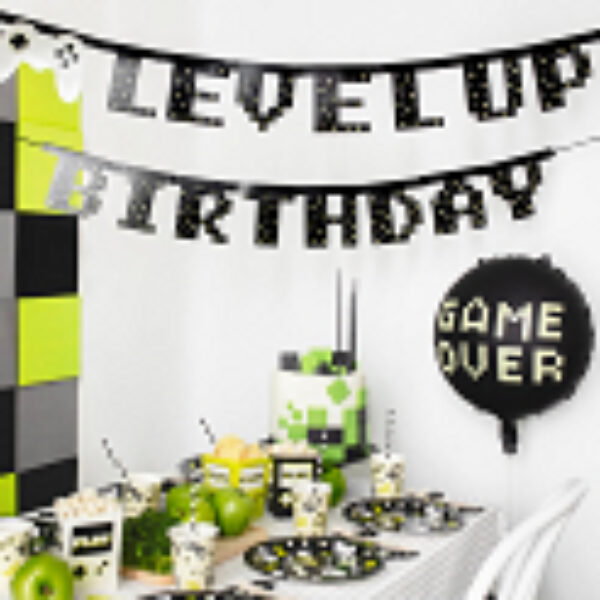 Bannière avec inscription ''Anniversaire Niveau Supérieur'' en couleur noire avec impression colorée incluant 17 œillets, hauteur env. 13 cm, longueur de la bannière env. 2,5 m