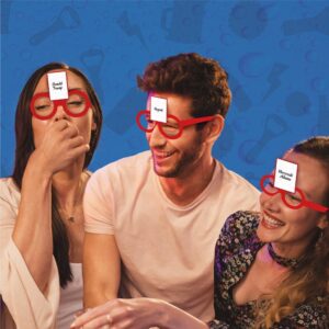 Qui Suis-Je ? version Apéro, c’est le jeu idéal pour vos soirées entre amis ! Le principe est simple : deviner le personnage qui se cache sur votre tête en posant des questions. Mais attention, si vous vous trompez… c’est gages et shots à gogo ! Et si vous devinez, c’est tout le monde boit sauf vous – et ça, c’est un vrai privilège. 🍻🎉