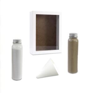 JEU RITUEL SABLES MARIAGE. Grâce à notre kit du rituel du sable, votre mariage s'accompagne d'une touche amusante et divertissante pour symboliser votre union. Ce rituel du sable symbolise l'union des mariés et de leurs familles par les 2 types de sable (blanc et brun) présents dans de petits récipients. Pour y jouer, il suffit d'utiliser l'urne en bois avec la vitre transparente, de poser l'entonnoir en papier dans le trou situé en haut de l'urne et aux mariés de verser chacun leur tour la quantité de sable qu'ils souhaitent, formant ainsi un paterne de sable unique et symbolique à chaque union.