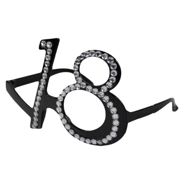 Ces lunettes strass anniversaire 18 ans sont un accessoire fun idéal lors d’une fête d’anniversaire.Ces lunettes anniversaire en forme de 18 sont une idée cadeau qui ravira la star du jour. Effet festif garanti !Bénéficiant d’un design original et fun, ces lunettes d’anniversaire 18 ans feront sensation grâce aux strass effet diamant qui ornent la monture de couleur noire
