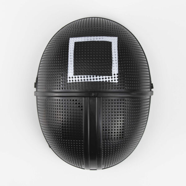 Avec sa forme carrée et sa finition soignée, ce masque sera parfait pour les fans de cosplay qui recherchent un accessoire pratique et confortable. Facile à ajuster grâce à une ficelle discrète, vous pouvez le porter en toute tranquillité pendant vos conventions ou soirées à thème !