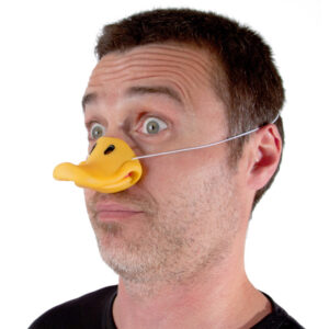 🦆 BEC CANARD 🦆 Le bec qui vous donne fière allure... ou presque ! Idéal pour devenir le roi de la mare le temps d’une soirée, ce bec de canard est l’accessoire parfait pour un déguisement aussi absurde qu’irrésistible. Une touche de ridicule ? Peut-être. Mais assumée à 100 % !