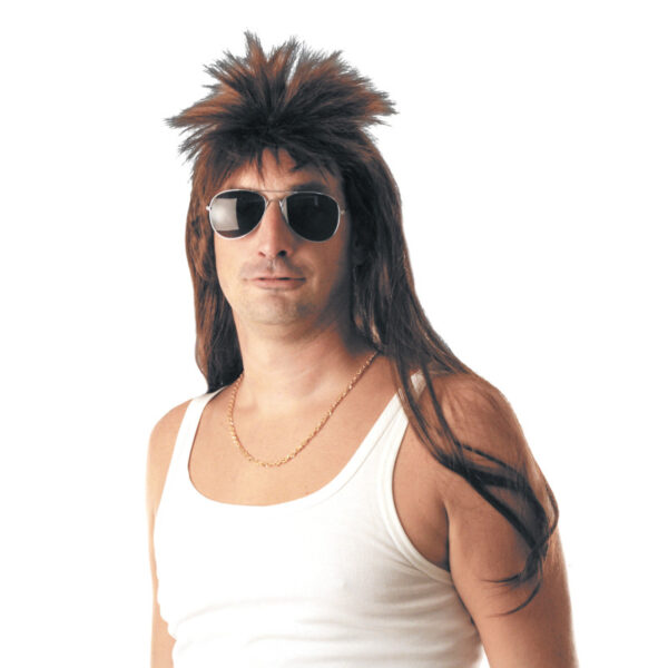 Envie de réveiller la légende des années 90 ? Avec la Perruque Kéké, adoptez le style emblématique des rois du dancefloor et des rois de la frime ! Sa coupe longue à l’arrière façon nuque longue vous garantit un look rétro qui fera sensation en soirée. Parfaite pour un déguisement décalé, un enterrement de vie de célibataire ou une soirée à thème Années 90, cette perruque va faire tourner toutes les têtes (et pas que les cassettes !) 🎤