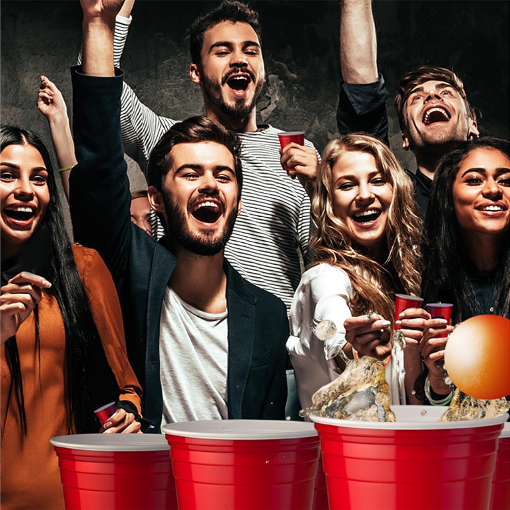 Vous souhaitez animer vos soirées avec un jeu à boire ? Ce jeu Jeu shooter pong est parfait pour une soirée entre amis complètement déjantée.Ce jeu est inspiré du célèbre jeu américain le beer pong. Ce kit de shooter pong contient 6 balles et 12 gobelets à shooter. Les gobelets miniatures sont de couleur rouge. Pour jouer, c'est simple : vous devez remplir ces verres avec l'alcool que vous désirez (à consommer avec modération) puis lancer une balle dans l'un des verres de votre adversaire. Si vous y arrivez, votre adversaire doit boire son contenu. Le premier à avoir tous ses shooters vides perd !Le shooter pong est l'animation idéale à l'occasion d'une soirée entre amis ou de votre anniversaire. Le jeu parfait pour mettre une ambiance folle à votre soirée ! Caractéristiques du Jeu shooter pongIdée cadeau humour Jeu d'alcool pour soirée 12 gobelets 6 balles