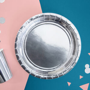 Ces gobelets argent de qualité supérieure apportent une touche chic à chaque boisson servie. Que ce soit pour un cocktail chic, une réception festive, ou un anniversaire élégant, ces gobelets argentés feront briller vos boissons tout en ajoutant une note raffinée à votre décoration de table.