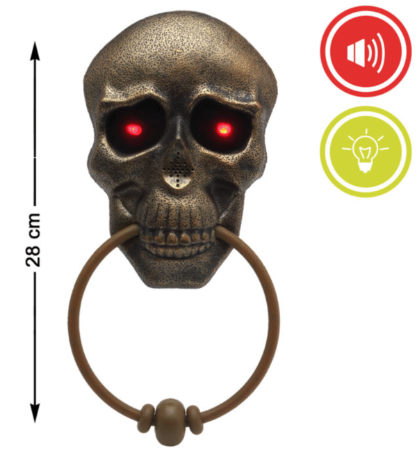 Accroche-porte Halloween lumineux et sonore – 28 x 14 cm Ajoutez une dose de panique et de fun dès l’entrée avec ce superbe accroche-porte interactif Halloween ! Il combine effets lumineux et sonores pour faire sursauter ou rigoler tous ceux qui passent à proximité.