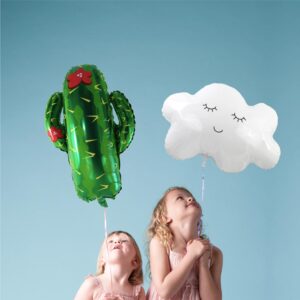 BALLON METALLIQUE CACTUS. Ce ballon métallique en forme de cactus est idéal pour créer une ambiance festive lors d'une fête ou de l'anniversaire d'un enfant. Etoiles pleins les yeux garanties ! Très facile d'utilisation car sans nœud à faire, ce ballon métallique cactus possède une paille de gonflage incluse. Il peut se gonfler à l'air ou à l'hélium. La tenue au gonflage est de plus de 48 heures. Le ballon cactus est quasiment intégralement vert (avec 2 nuances : clair et foncé) avec des pics jaunes éparpillés partout et 2 fleurs à pétales rouges.