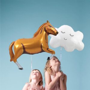 BALLON METALLIQUE CHEVAL. Ce ballon métallique en forme d'un cheval est idéal pour créer une ambiance festive lors d'une fête ou de l'anniversaire d'un enfant. Etoiles pleins les yeux garanties ! Très facile d'utilisation car sans nœud à faire, ce ballon métallique cheval possède une paille de gonflage incluse. Il peut se gonfler à l'air ou à l'hélium. La tenue au gonflage est de plus de 48 heures. Le ballon prend la forme d'un cheval brun au galop. Il possède un harnais rouge autour de sa tête et le bas de ses pattes (juste avant les sabots) sont blancs.