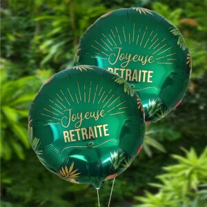 BALLON METAL "JOYEUSE RETRAITE". Ballon spécial fête de retraite diamètre 35 cm. Décoration de fête vert à motif floraux et fruités. Il comprend la mention en effet doré "Joyeuse retraite" au centre. Facile à gonfler. Paille de gonflage incluse. Compatible air ou hélium. Tenue au gonflage de 48H. Matière métallisée.