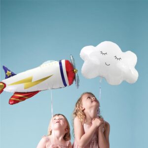 BALLON METALLIQUE AVION. Ce ballon métallique en forme d'un avion à hélice est idéal pour créer une ambiance festive lors d'une fête ou de l'anniversaire d'un enfant. Etoiles pleins les yeux garanties ! Très facile d'utilisation car sans nœud à faire, ce ballon métallique avion possède une paille de gonflage incluse. Il peut se gonfler à l'air ou à l'hélium. La tenue au gonflage est de plus de 48 heures. Le ballon prend la forme d'un avion à hélice. Il arbore un éclair doré sur ses flancs. Ses ailes sont rouges et bleues et des flammes rouges et dorées sortent de l'arrière. La partie autour de l'hélice est rouge avec un contour bleu. Le cockpit est entouré de rivets dorés.