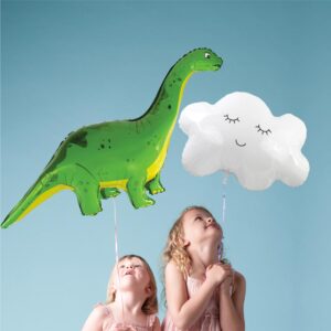 BALLON METALLIQUE BRACHIOSAURUS. Ce ballon métallique en forme de brachiosaure est idéal pour créer une ambiance festive lors d'une fête ou de l'anniversaire d'un enfant. Etoiles pleins les yeux garanties ! Très facile d'utilisation car sans nœud à faire, ce ballon métallique brachiosaure vert possède une paille de gonflage incluse. Il peut se gonfler à l'air ou à l'hélium. La tenue au gonflage est de plus de 48 heures. Le ballon brachiosaure est majoritairement vert avec quelques tâches vertes plus foncées. Son ventre et son cou sont eux jaunes. Il se tient sur ses 4 pattes, fonce légèrement les yeux et entre-ouvre la gueule.