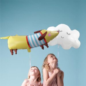 BALLON METALLIQUE CHIEN SAUCISSE. Ce ballon métallique en forme d'un chien saucisse est idéal pour créer une ambiance festive lors d'une fête ou de l'anniversaire d'un enfant. Etoiles pleins les yeux garanties ! Très facile d'utilisation car sans nœud à faire, ce ballon métallique chien saucisse possède une paille de gonflage incluse. Il peut se gonfler à l'air ou à l'hélium. La tenue au gonflage est de plus de 48 heures. Le ballon prend la forme d'un chien saucisse jaune pâle. Sa truffe, ses pattes, ses oreilles et ses yeux sont marrons. Il possède 2 joues roses. Le chien est habillé avec un vêtement type marinière bleue et blanche et une couture rouge.