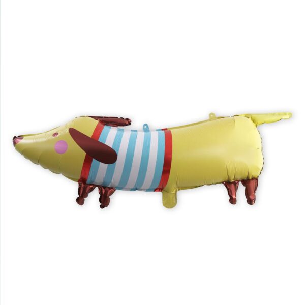 BALLON METALLIQUE CHIEN SAUCISSE. Ce ballon métallique en forme d'un chien saucisse est idéal pour créer une ambiance festive lors d'une fête ou de l'anniversaire d'un enfant. Etoiles pleins les yeux garanties ! Très facile d'utilisation car sans nœud à faire, ce ballon métallique chien saucisse possède une paille de gonflage incluse. Il peut se gonfler à l'air ou à l'hélium. La tenue au gonflage est de plus de 48 heures. Le ballon prend la forme d'un chien saucisse jaune pâle. Sa truffe, ses pattes, ses oreilles et ses yeux sont marrons. Il possède 2 joues roses. Le chien est habillé avec un vêtement type marinière bleue et blanche et une couture rouge.