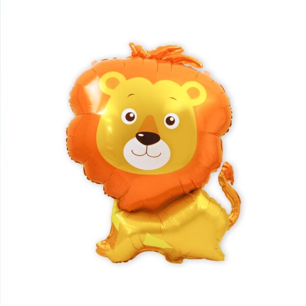 BALLON METALLIQUE LION. Ce ballon métallique en forme de lion est idéal pour créer une ambiance festive lors d'une fête ou de l'anniversaire d'un enfant. Etoiles pleins les yeux garanties ! Très facile d'utilisation car sans nœud à faire, ce ballon métallique lion possède une paille de gonflage incluse. Il peut se gonfler à l'air ou à l'hélium. La tenue au gonflage est de plus de 48 heures. Le ballon lion est couleur jaune. Sa crinière et le bout de sa queue sont orange tandis que ses yeux et son nez sont noirs. Ses babines sont blanches et nous sourient. Le lion est en position assisse.
