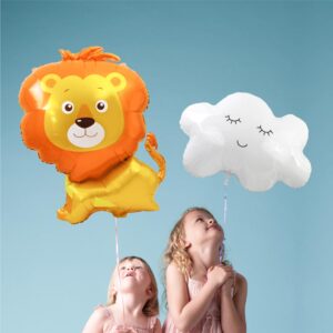 BALLON METALLIQUE LION. Ce ballon métallique en forme de lion est idéal pour créer une ambiance festive lors d'une fête ou de l'anniversaire d'un enfant. Etoiles pleins les yeux garanties ! Très facile d'utilisation car sans nœud à faire, ce ballon métallique lion possède une paille de gonflage incluse. Il peut se gonfler à l'air ou à l'hélium. La tenue au gonflage est de plus de 48 heures. Le ballon lion est couleur jaune. Sa crinière et le bout de sa queue sont orange tandis que ses yeux et son nez sont noirs. Ses babines sont blanches et nous sourient. Le lion est en position assisse.