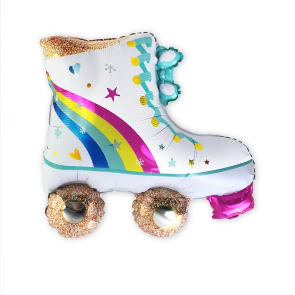 BALLON METALLIQUE ROLLER. Ce ballon métallique en forme de roller est idéal pour créer une ambiance festive lors d'une fête ou de l'anniversaire d'un enfant. Etoiles pleins les yeux garanties ! Très facile d'utilisation car sans nœud à faire, ce ballon métallique roller possède une paille de gonflage incluse. Il peut se gonfler à l'air ou à l'hélium. La tenue au gonflage est de plus de 48 heures. Le ballon prend la forme d'un patin à roller blanc avec un arc en ciel bleu vert jaune et rose. Quelques icones colorées sont également présentes tels que des coeurs, des étoiles et des flocons de neige. Les lacets sont bleu ciel. Les roues et le haut du patin sont pailletés.
