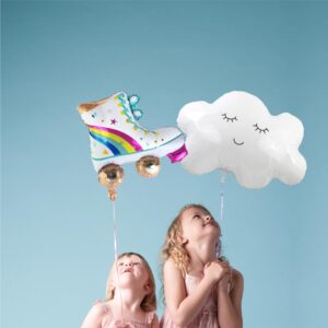 BALLON METALLIQUE ROLLER. Ce ballon métallique en forme de roller est idéal pour créer une ambiance festive lors d'une fête ou de l'anniversaire d'un enfant. Etoiles pleins les yeux garanties ! Très facile d'utilisation car sans nœud à faire, ce ballon métallique roller possède une paille de gonflage incluse. Il peut se gonfler à l'air ou à l'hélium. La tenue au gonflage est de plus de 48 heures. Le ballon prend la forme d'un patin à roller blanc avec un arc en ciel bleu vert jaune et rose. Quelques icones colorées sont également présentes tels que des coeurs, des étoiles et des flocons de neige. Les lacets sont bleu ciel. Les roues et le haut du patin sont pailletés.