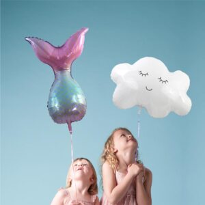 BALLON METALLIQUE SIRENE. Ce ballon métallique en forme d'une queue de sirène est idéal pour créer une ambiance festive lors d'une fête ou de l'anniversaire d'un enfant. Etoiles pleins les yeux garanties ! Très facile d'utilisation car sans nœud à faire, ce ballon métallique sirène possède une paille de gonflage incluse. Il peut se gonfler à l'air ou à l'hélium. La tenue au gonflage est de plus de 48 heures. Le ballon prend la forme d'une queue de sirène avec des écailles bleues et violettes, aux contours dorées. Les couleurs fusionnent entre elles en un très léger dégradé.