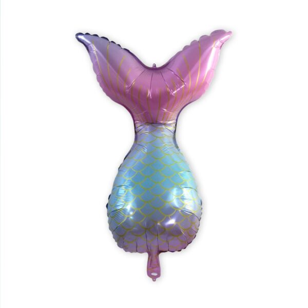 BALLON METALLIQUE SIRENE. Ce ballon métallique en forme d'une queue de sirène est idéal pour créer une ambiance festive lors d'une fête ou de l'anniversaire d'un enfant. Etoiles pleins les yeux garanties ! Très facile d'utilisation car sans nœud à faire, ce ballon métallique sirène possède une paille de gonflage incluse. Il peut se gonfler à l'air ou à l'hélium. La tenue au gonflage est de plus de 48 heures. Le ballon prend la forme d'une queue de sirène avec des écailles bleues et violettes, aux contours dorées. Les couleurs fusionnent entre elles en un très léger dégradé.