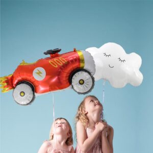 BALLON METALLIQUE VOITURE. Ce ballon métallique en forme d'une voiture pour enfants est idéal pour créer une ambiance festive lors d'une fête ou de l'anniversaire d'un enfant. Etoiles pleins les yeux garanties ! Très facile d'utilisation car sans nœud à faire, ce ballon métallique voiture possède une paille de gonflage incluse. Il peut se gonfler à l'air ou à l'hélium. La tenue au gonflage est de plus de 48 heures. Le ballon prend la forme d'une voiturette pour enfants rouge décapotable. Un logo rond blanc avec un éclair doré est présent sur ses flancs. Les jantes sont blanches et les pneus noirs. L'avant du véhicule est blanc avec un contour doré. Le volant noir est situé sur le dessus. Des flammes rouges et dorées sortent de l'arrière.