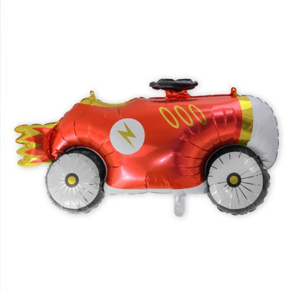 BALLON METALLIQUE VOITURE. Ce ballon métallique en forme d'une voiture pour enfants est idéal pour créer une ambiance festive lors d'une fête ou de l'anniversaire d'un enfant. Etoiles pleins les yeux garanties ! Très facile d'utilisation car sans nœud à faire, ce ballon métallique voiture possède une paille de gonflage incluse. Il peut se gonfler à l'air ou à l'hélium. La tenue au gonflage est de plus de 48 heures. Le ballon prend la forme d'une voiturette pour enfants rouge décapotable. Un logo rond blanc avec un éclair doré est présent sur ses flancs. Les jantes sont blanches et les pneus noirs. L'avant du véhicule est blanc avec un contour doré. Le volant noir est situé sur le dessus. Des flammes rouges et dorées sortent de l'arrière.