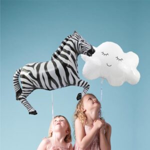 BALLON METALLIQUE ZEBRE. Ce ballon métallique en forme d'un zèbre est idéal pour créer une ambiance festive lors d'une fête ou de l'anniversaire d'un enfant. Etoiles pleins les yeux garanties ! Très facile d'utilisation car sans nœud à faire, ce ballon métallique zèbre possède une paille de gonflage incluse. Il peut se gonfler à l'air ou à l'hélium. La tenue au gonflage est de plus de 48 heures. Le ballon prend la forme d'un zèbre au galop rayé noir et blanc.