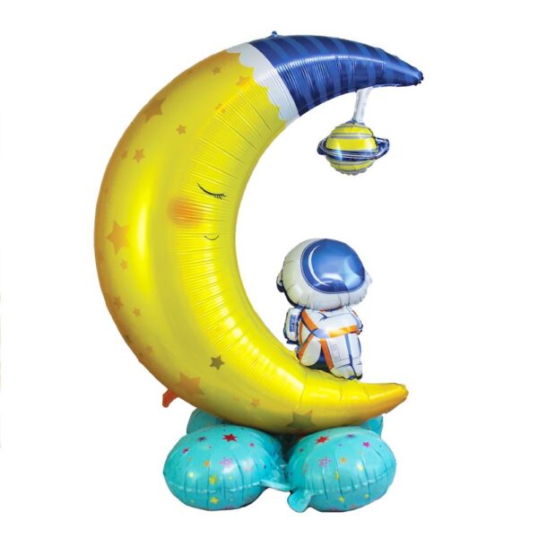 BALLON TOTEM ASTRONAUTE SUR LA LUNE. Pour une fête gonflée à bloc, nous vous proposons ce ballon totem en forme d'un astronaute sur la lune. Haut de 105 cm, sa forme d'un astronaute assis sur un croissant de lune comblera vos invités et sublimera votre déco lors d'une fête ou d'un anniversaire. Très simple à gonfler (à l'air seulement), ce ballon totem bénéficie d'une longue tenue au gonflage (+ de 48h) et une paille est incluse. Finie la corvée des nœuds !