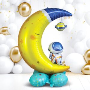 BALLON TOTEM ASTRONAUTE SUR LA LUNE. Pour une fête gonflée à bloc, nous vous proposons ce ballon totem en forme d'un astronaute sur la lune. Haut de 105 cm, sa forme d'un astronaute assis sur un croissant de lune comblera vos invités et sublimera votre déco lors d'une fête ou d'un anniversaire. Très simple à gonfler (à l'air seulement), ce ballon totem bénéficie d'une longue tenue au gonflage (+ de 48h) et une paille est incluse. Finie la corvée des nœuds !