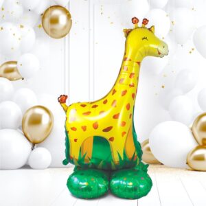 BALLON TOTEM GIRAFE. Pour une fête gonflée à bloc, nous vous proposons ce ballon totem en forme d'une grande girafe. Haut de 125 cm, sa forme d'une girafe jaune à taches brunes dans la savane comblera vos invités et sublimera votre déco lors d'une fête ou d'un anniversaire. Très simple à gonfler (à l'air seulement), ce ballon totem bénéficie d'une longue tenue au gonflage (+ de 48h) et une paille est incluse. Finie la corvée des nœuds !