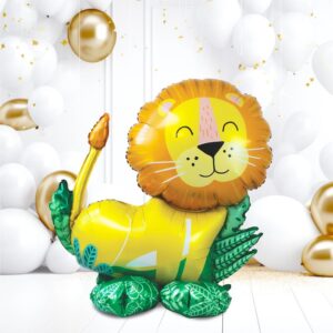 BALLON TOTEM LION. Pour une fête gonflée à bloc, nous vous proposons ce ballon totem en forme d'un lion. Haut de 95 cm, sa forme d'un lion jaune dans la savane comblera vos invités et sublimera votre déco lors d'une fête ou d'un anniversaire. Très simple à gonfler (à l'air seulement), ce ballon totem bénéficie d'une longue tenue au gonflage (+ de 48h) et une paille est incluse. Finie la corvée des nœuds !