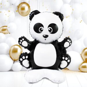 BALLON TOTEM PANDA. Pour une fête gonflée à bloc, nous vous proposons ce ballon totem en forme de panda. Haut de 46 cm, sa forme de mignon petit panda noir et blanc comblera vos invités et sublimera votre déco lors d'une fête ou d'un anniversaire. Très simple à gonfler (à l'air seulement), ce ballon totem bénéficie d'une longue tenue au gonflage (+ de 48h) et une paille est incluse. Finie la corvée des nœuds !