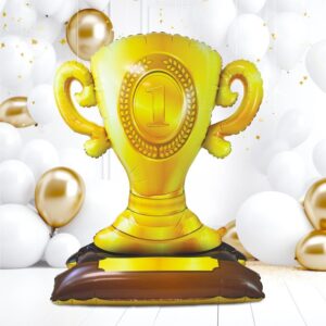 BALLON TOTEM TROPHEE. Pour une fête gonflée à bloc, nous vous proposons ce ballon totem en forme d'un trophée doré. Haut de 110 cm, sa forme d'un trophée doré avec le chiffre 1 comblera vos invités et sublimera votre déco lors d'une fête ou d'un anniversaire. Très simple à gonfler (à l'air seulement), ce ballon totem bénéficie d'une longue tenue au gonflage (+ de 48h) et une paille est incluse. Finie la corvée des nœuds !