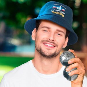 Bob Apéro Pétanque thématique Humour. Chapeau 100% POLYESTER disponible en plusieurs modèles et plusieurs couleurs. Taille Unique pour adulte. Diamètre Haut : 15,5cms / Longeur Bas plié : 34cms.