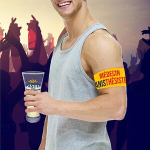 À consommer sans ordonnance… mais avec modération ! Dans chaque soirée, il faut un expert capable de s’assurer que tout le monde passe un bon moment. Avec ce brassard "Médecin Anisthésiste", vous incarnez l’autorité festive par excellence ! Il s’adapte à toutes les tailles de bras grâce à son scratch, et sa couleur jaune fluo garantit une visibilité maximale. Un accessoire original et décalé, idéal pour offrir ou se faire plaisir !