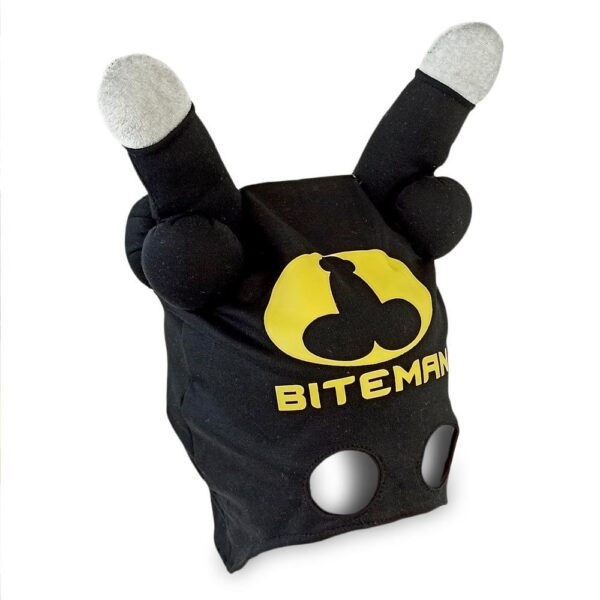 CAGOULE BITEMAN. Vous souhaitez être la star d'une soirée costumée humoristique ? Notre cagoule Biteman est la solution ! Idéal pour un cadeau humoristique ou pour un évènement, cette cagoule noire en polyester Biteman comporte 2 pénis noirs et blancs au sommet et est la solution pour passer des moments mémorables et se taper des barres de rires.