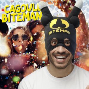 CAGOULE BITEMAN. Vous souhaitez être la star d'une soirée costumée humoristique ? Notre cagoule Biteman est la solution ! Idéal pour un cadeau humoristique ou pour un évènement, cette cagoule noire en polyester Biteman comporte 2 pénis noirs et blancs au sommet et est la solution pour passer des moments mémorables et se taper des barres de rires.
