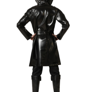 Ce déguisement de vampire avec sa veste longue et sa ceinture vous donnera une allure à la fois aristocratique et menaçante, idéale pour incarner un vampire élégant mais redoutable. Le col montant et la coupe de la veste ajoutent un côté mystérieux et distingué à votre look.