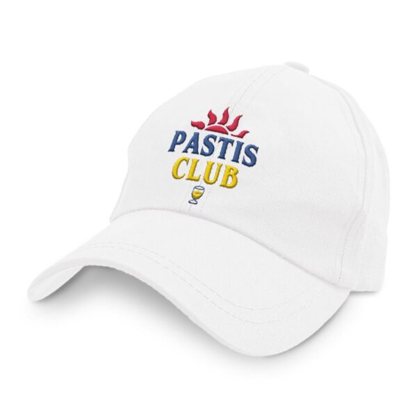 CASQUETTE "PASTIS CLUB". Cette casquette "Pastis Club" est l'accessoire de mode parfait pour un apéritif humoristique déjanté. Il vous sera impossible de passer inaperçu grâce à sa couleur blanche, son motif de soleil rouge et de verre de pastis ainsi que par son inscription bleue et jaune "Pastis Club". De quoi montrer que êtes toujours partant pour ambiancer un apéritif et le rendre inoubliable.