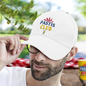 CASQUETTE "PASTIS CLUB". Cette casquette "Pastis Club" est l'accessoire de mode parfait pour un apéritif humoristique déjanté. Il vous sera impossible de passer inaperçu grâce à sa couleur blanche, son motif de soleil rouge et de verre de pastis ainsi que par son inscription bleue et jaune "Pastis Club". De quoi montrer que êtes toujours partant pour ambiancer un apéritif et le rendre inoubliable.