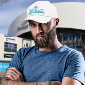 CASQUETTE MARSEILLE BLANCHE. Cette casquette "Marseille" est un cadeau idéal pour tout fan de l'OM. Elle sera votre meilleur atout mode contre le soleil lors des chaudes journées ensoleillées ! La casquette est blanche avec la mention brodée "Marseille" en bleu, accompagnée d'un ballon de foot avec une étoile jaune.