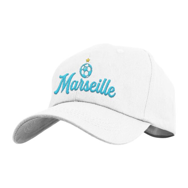 CASQUETTE MARSEILLE BLANCHE. Cette casquette "Marseille" est un cadeau idéal pour tout fan de l'OM. Elle sera votre meilleur atout mode contre le soleil lors des chaudes journées ensoleillées ! La casquette est blanche avec la mention brodée "Marseille" en bleu, accompagnée d'un ballon de foot avec une étoile jaune.