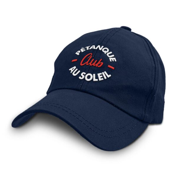 CASQUETTE PETANQUE CLUB. Cette casquette "Pétanque Club" est une idée cadeau mode originale pour garder la tête au frais avec style, elle sera votre meilleur atout mode contre le soleil et lors de vos parties de pétanque ! La casquette est bleue avec la mention brodée "Pétanque Club au soleil" en rouge et blanc sur l'avant.