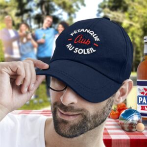 CASQUETTE PETANQUE CLUB. Cette casquette "Pétanque Club" est une idée cadeau mode originale pour garder la tête au frais avec style, elle sera votre meilleur atout mode contre le soleil et lors de vos parties de pétanque ! La casquette est bleue avec la mention brodée "Pétanque Club au soleil" en rouge et blanc sur l'avant.