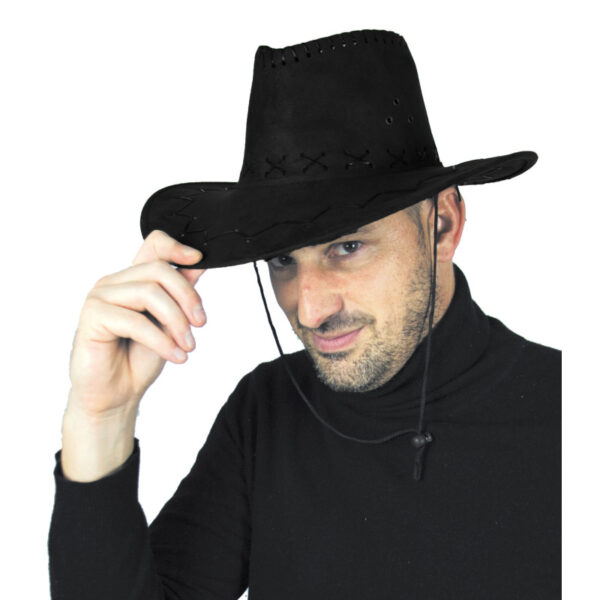 Que vous soyez shérif, hors-la-loi ou simple amateur de style western, ce chapeau Buffalo est un incontournable. Sa coupe travaillée et sa matière de qualité en font un accessoire idéal pour toutes les occasions festives et déguisées.