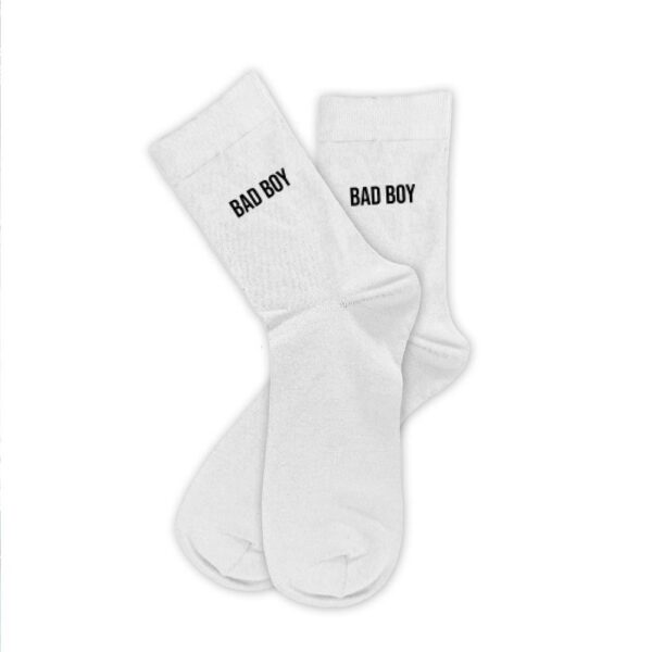 CHAUSSETTES BLANCHES BAD BOY HOMME. À la recherche d'une paire de chaussettes originale et humoristique qui tient au chaud ? Notre paire de chaussettes "Bad Boy" est la paire idéale ! Taille : 39-45 Ces chaussettes blanches avec la mention "Bad Boy" en noir sont la garantie d'un confort et d'une bonne tenue de la chaleur.