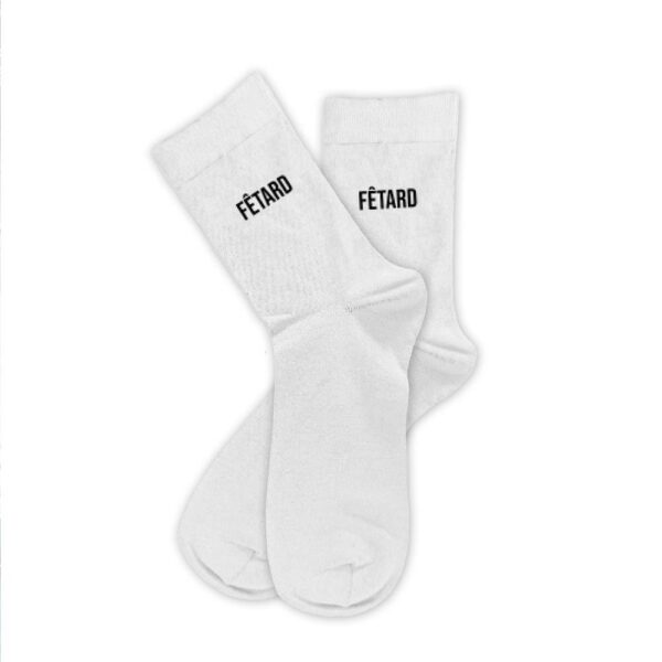 CHAUSSETTES NOIRES FÊTARD HOMME. À la recherche d'une paire de chaussettes originale et humoristique qui tient au chaud ? Notre paire de chaussettes "Fêtard" est la paire idéale ! Taille : 39-45 Ces chaussettes blanches avec la mention "Fêtard" en noir sont la garantie d'un confort et d'une bonne tenue de la chaleur.