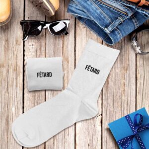 CHAUSSETTES NOIRES FÊTARD HOMME. À la recherche d'une paire de chaussettes originale et humoristique qui tient au chaud ? Notre paire de chaussettes "Fêtard" est la paire idéale ! Taille : 39-45 Ces chaussettes blanches avec la mention "Fêtard" en noir sont la garantie d'un confort et d'une bonne tenue de la chaleur.